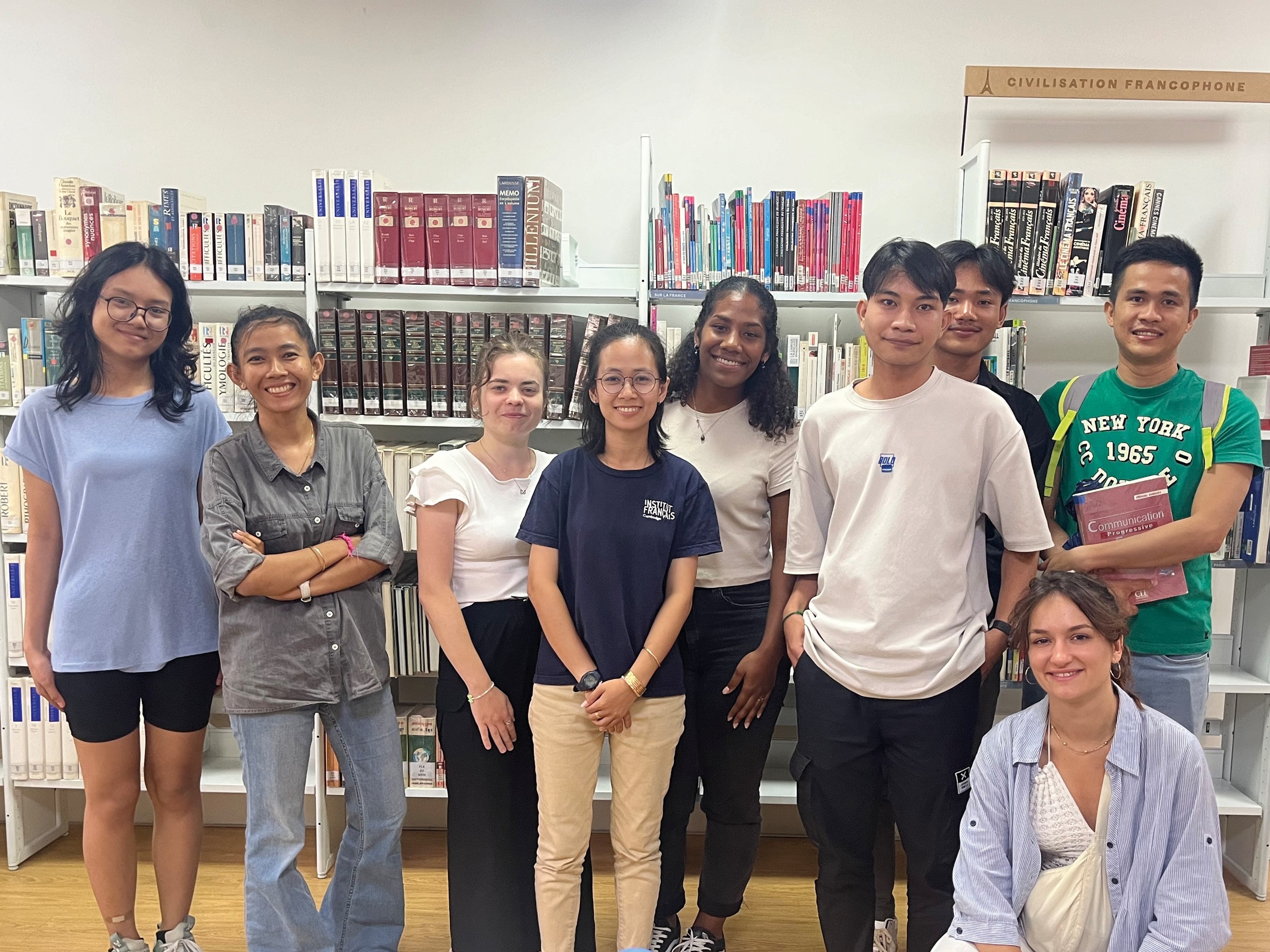 បណ្ណាល័យពហុឯកសារ "កាហ្វេពីនេះ ពីនោះ" // Atelier Apprenant "Café Blabla"