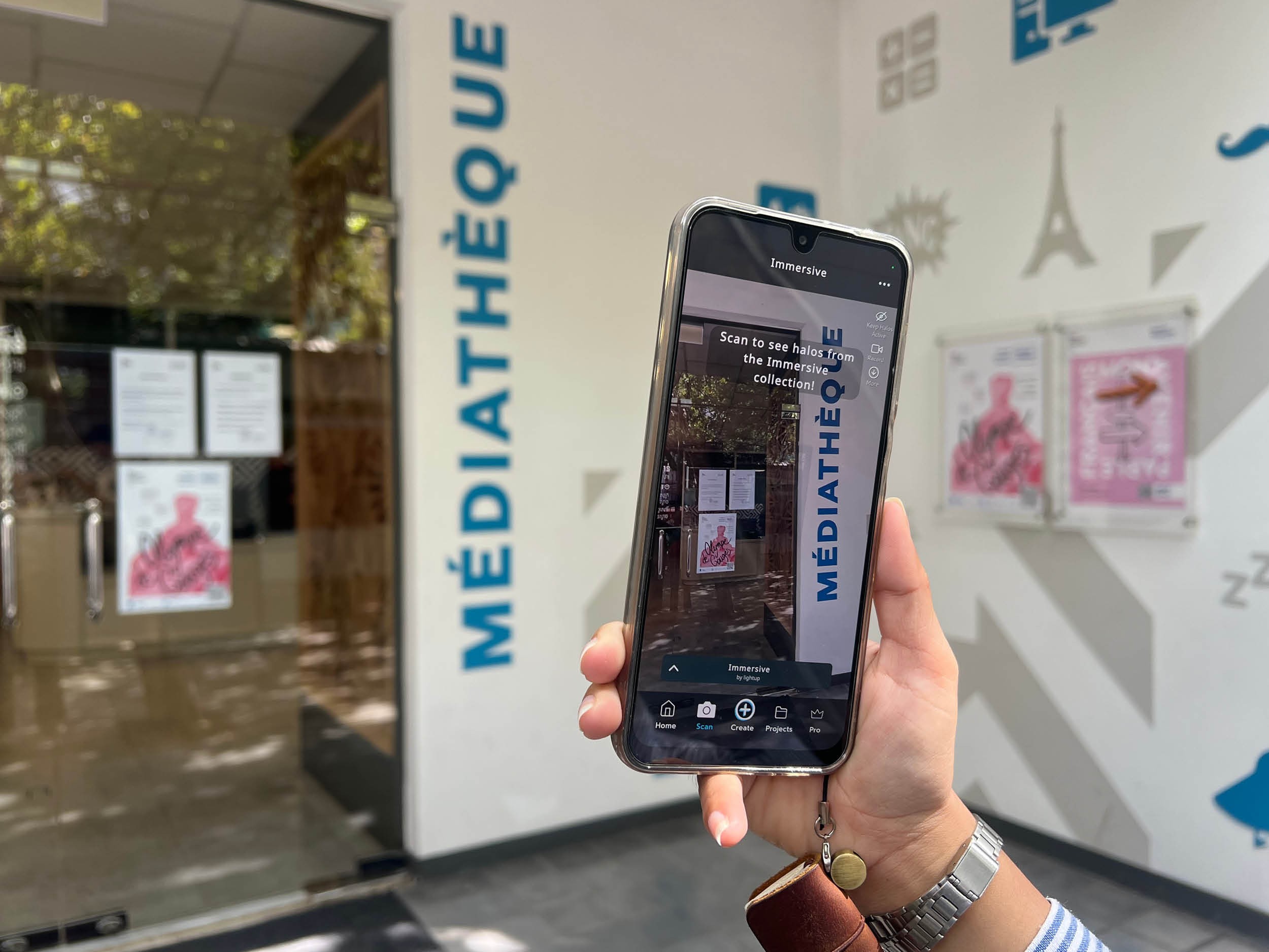 Découvrez la médiathèque autrement avec Halo AR // ស្វែងយល់ពីបណ្ណាល័យពហុឯកសារតាមរយៈ Halo AR