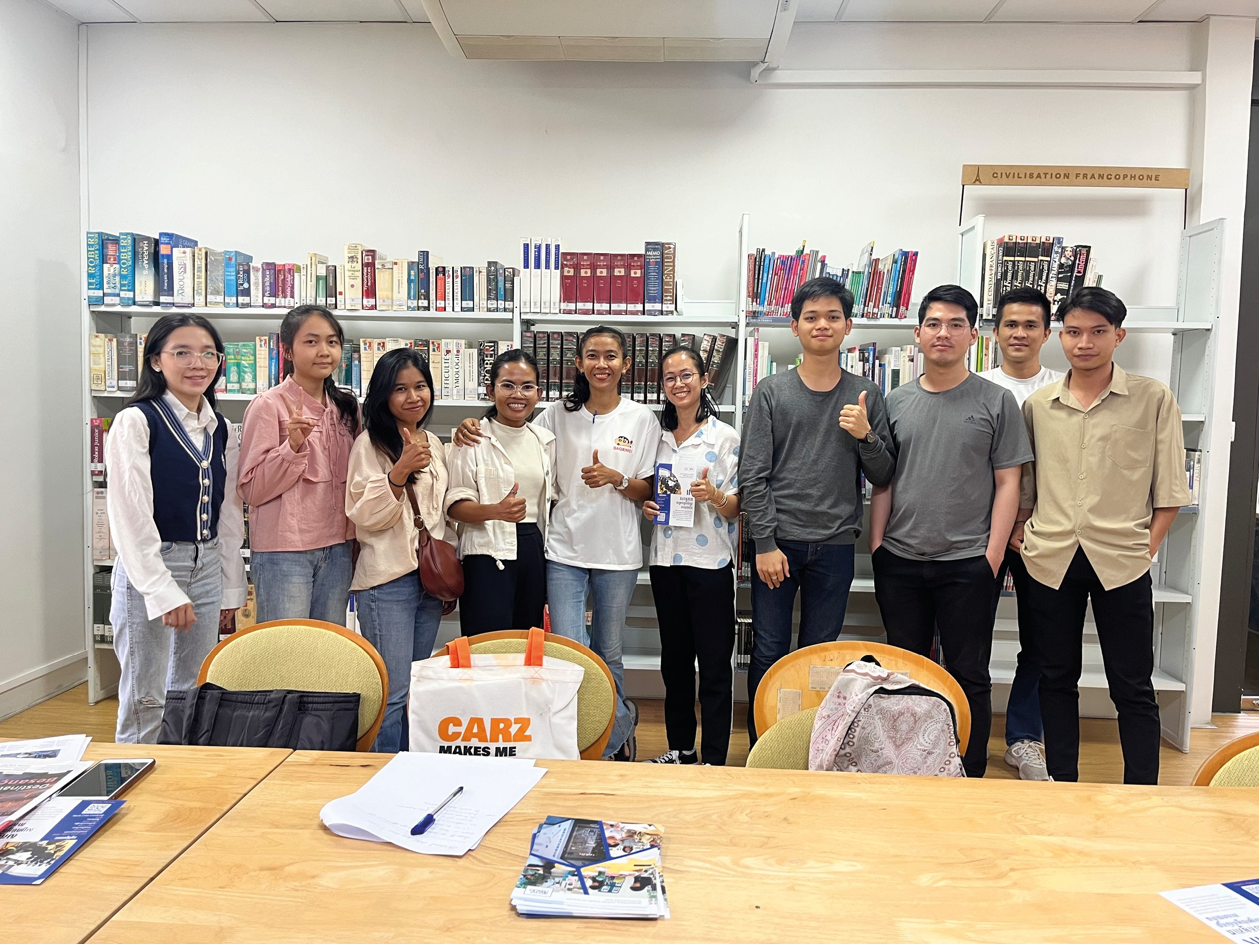 បណ្ណាល័យពហុឯកសារ "កាហ្វេពីនេះ ពីនោះ" // Atelier Apprenant "Café Blabla"