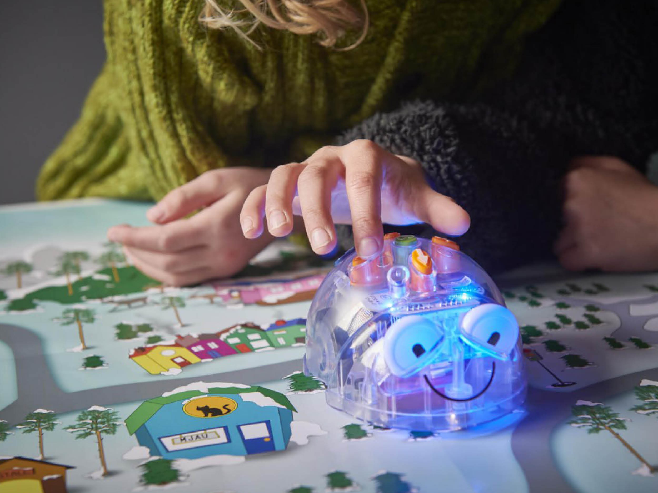 អ្នកសរសេរកូដវ័យក្មេង ៖ ​Blue-Bot ! // Les Petits Codeurs : Blue-Bot  !